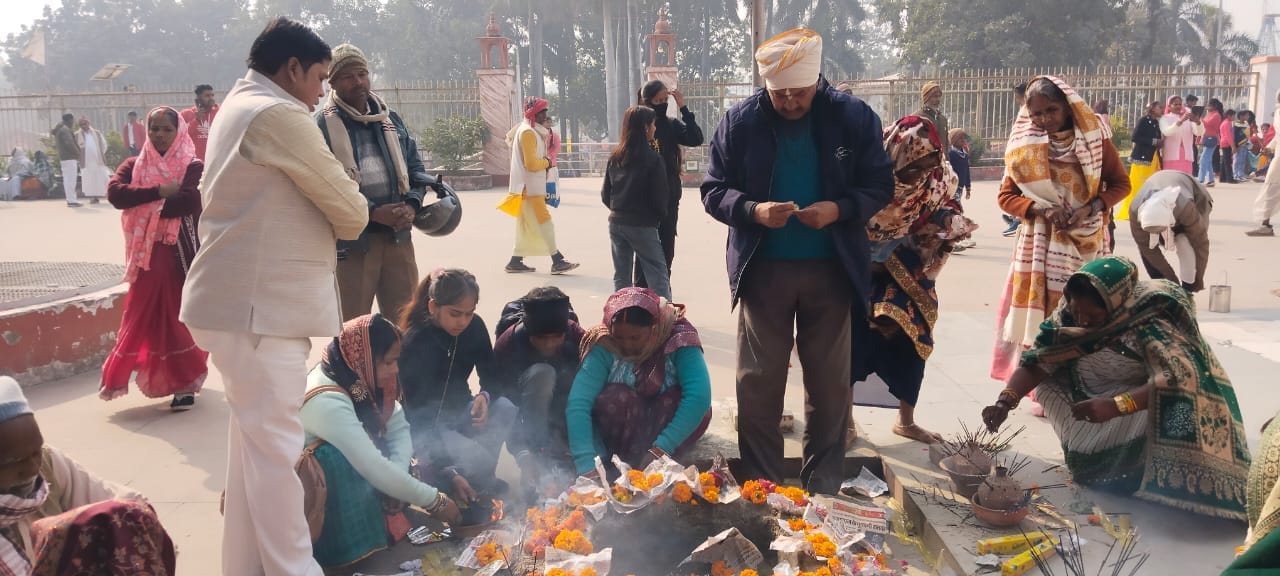 कबीर चौरा पर खिचड़ी चढ़ाने के बाद पूजा अर्चन करते भक्त-संवाद