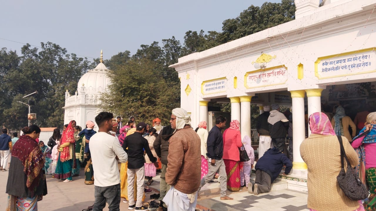 कबीर चौरा पर खिचड़ी चढ़ाने के बाद पूजा अर्चन करते भक्त-संवाद