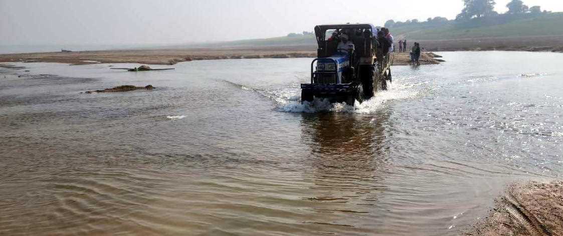 कैंजराघाट:&nbsp;पांटून&nbsp;पुल&nbsp;के&nbsp;पहुंच&nbsp;मार्ग&nbsp;पर&nbsp;फंसी&nbsp;कार&nbsp;को&nbsp;ट्रैक्टर&nbsp;से&nbsp;खींच&nbsp;कर&nbsp;निकाला&nbsp;गया