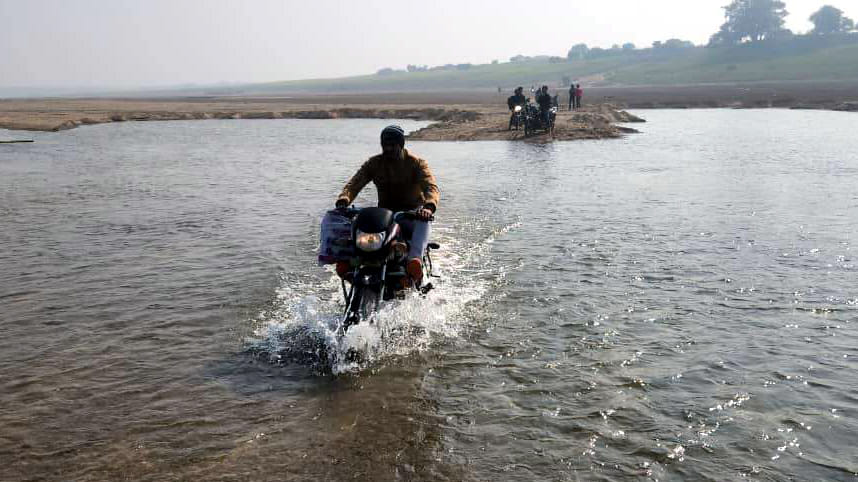 कैंजराघाट:&nbsp;पांटून&nbsp;पुल&nbsp;के&nbsp;पहुंच&nbsp;मार्ग&nbsp;पर&nbsp;फंसी&nbsp;कार&nbsp;को&nbsp;ट्रैक्टर&nbsp;से&nbsp;खींच&nbsp;कर&nbsp;निकाला&nbsp;गया