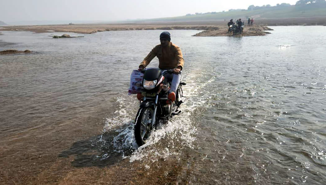 कैंजराघाट:&nbsp;पांटून&nbsp;पुल&nbsp;के&nbsp;पहुंच&nbsp;मार्ग&nbsp;पर&nbsp;फंसी&nbsp;कार&nbsp;को&nbsp;ट्रैक्टर&nbsp;से&nbsp;खींच&nbsp;कर&nbsp;निकाला&nbsp;गया