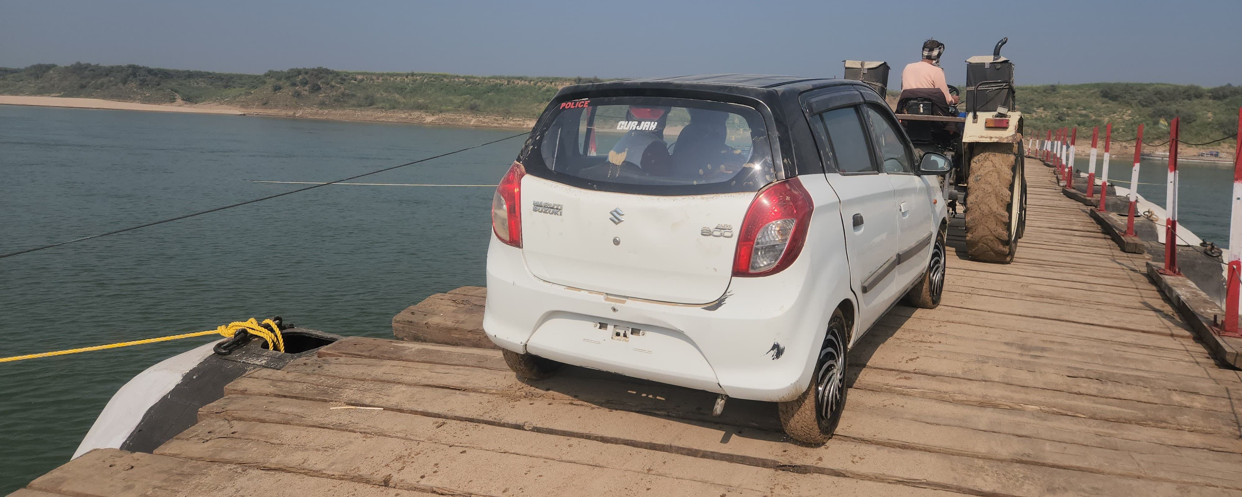 कैंजराघाट:&nbsp;पांटून&nbsp;पुल&nbsp;के&nbsp;पहुंच&nbsp;मार्ग&nbsp;पर&nbsp;फंसी&nbsp;कार&nbsp;को&nbsp;ट्रैक्टर&nbsp;से&nbsp;खींच&nbsp;कर&nbsp;निकाला&nbsp;गया