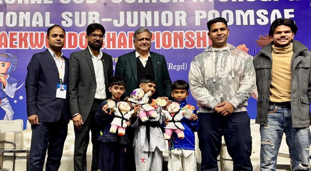 कुरुक्षेत्र। पदक हासिल करने के दौरान रबजोत व आयोजक। स्वयं कुरुक्षेत्र। पदक हासिल करने के दौरान रबजोत व आयोजक। स्वयं