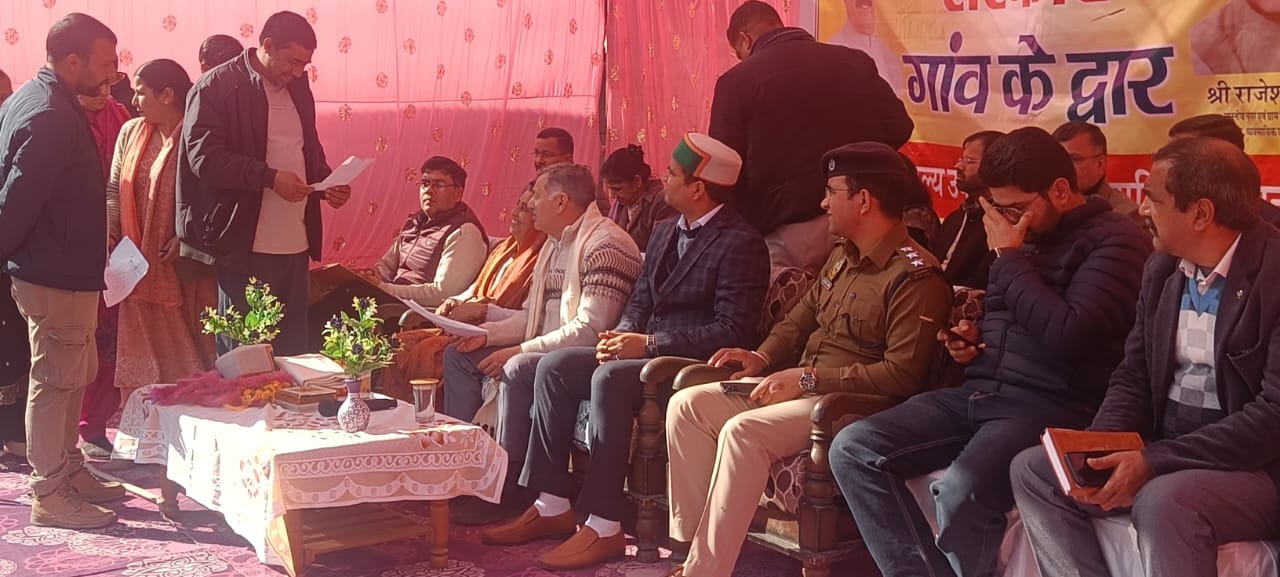 कोट में सरकार गांव के द्वार कार्यक्रम में समस्याएं सुनाती हुई सपना देवी। संवाद