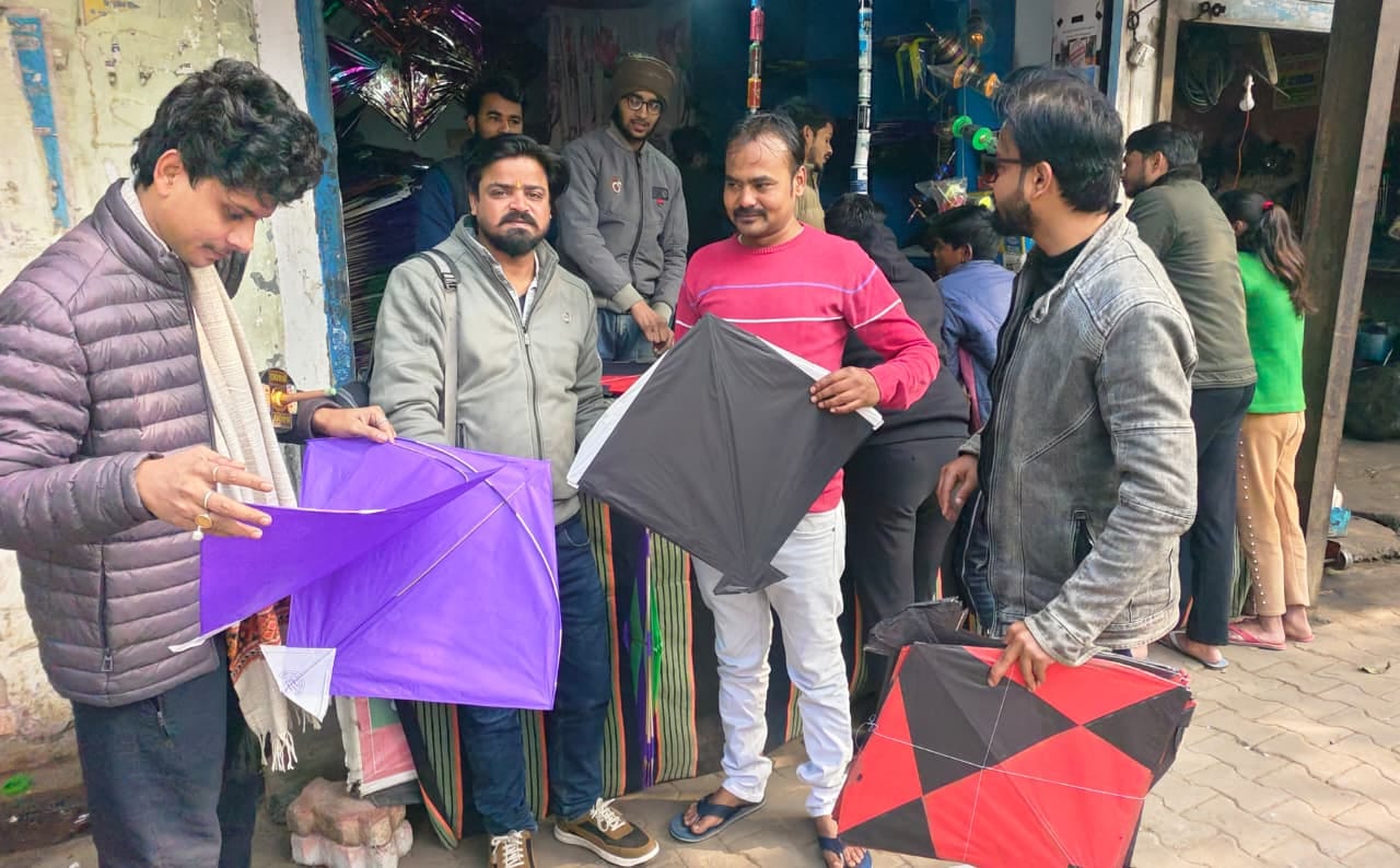 मोहल्ला गोटय्याबाग में छत पर पतंग उड़ाते युवक। संवाद