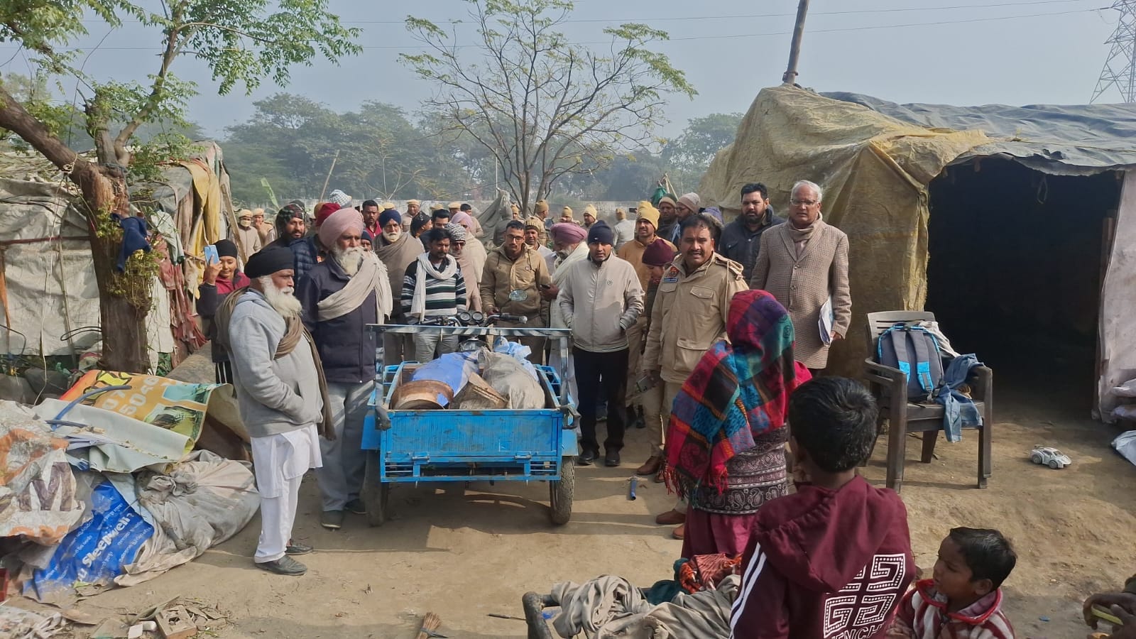 पिहोवा।  पुलिस की मौजूदगी में नोटिस देने पहुंचे प्रशासनिक अधिकारी। विज्ञप्ति
