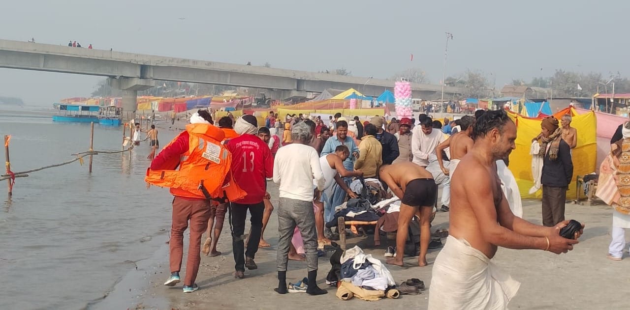 पुलिस लाइन में आयोजित भंडारे में खिचड़ी वितरित करते एसपी राजेश द्विवेदी। स्रोत: पुलिस पुलिस लाइन में आयोजित भंडारे में खिचड़ी वितरित करते एसपी राजेश द्विवेदी। स्रोत: पुलिस
