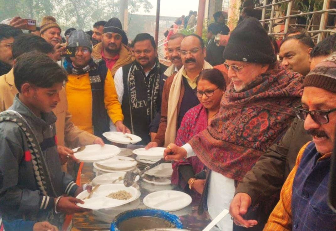 पुलिस लाइन में आयोजित भंडारे में खिचड़ी वितरित करते एसपी राजेश द्विवेदी। स्रोत: पुलिस पुलिस लाइन में आयोजित भंडारे में खिचड़ी वितरित करते एसपी राजेश द्विवेदी। स्रोत: पुलिस