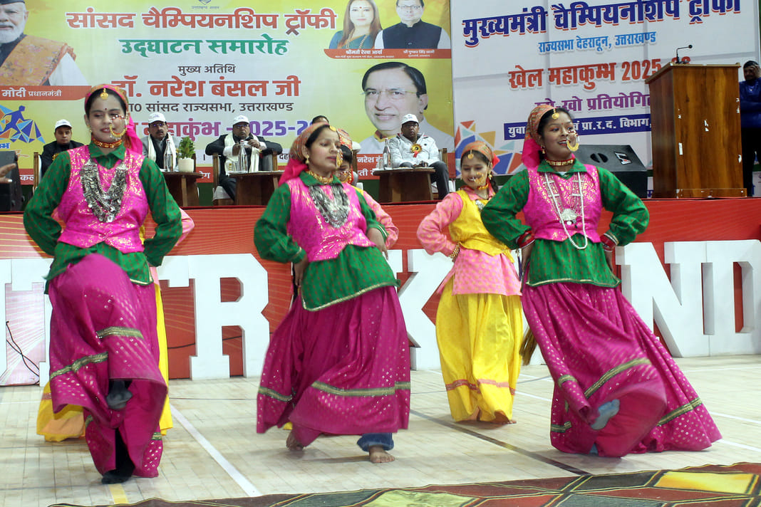 परेड ग्राउंड में आयोजित सांसद चैंपियनशिप ट्राफी खेल महाकुंभ के शुभारंभ अवसर पर खिलाड़ी को मशा