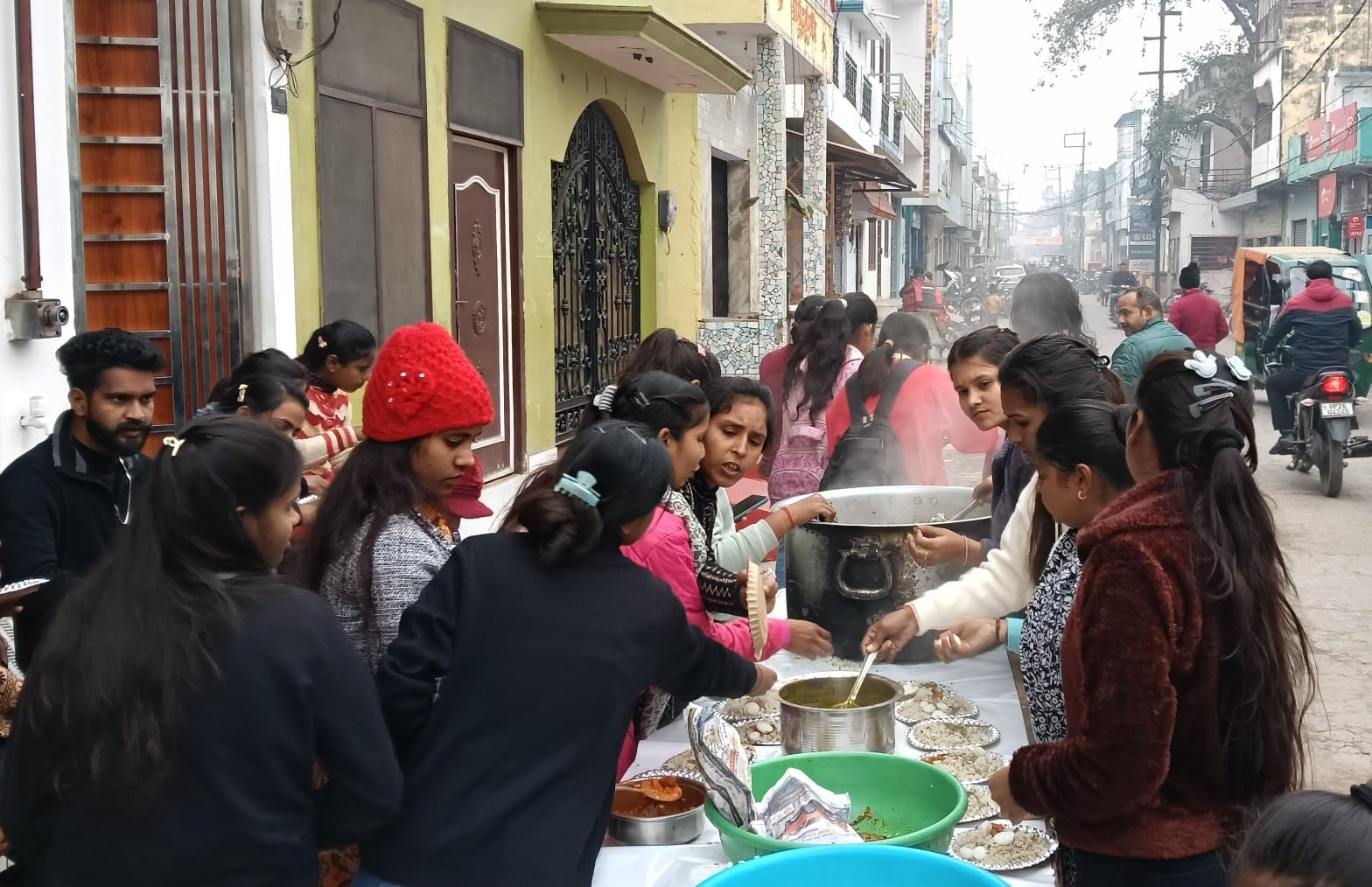 पूरनपुर में शारदा नदी के धनाराघाट पर मकर संक्रांति पर स्नान करते लोग स्रोत: श्रद्धालु