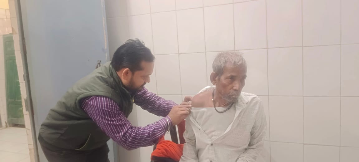 सीएचसी खलीलाबाद के सामने बैठा कुत्ता-संवाद