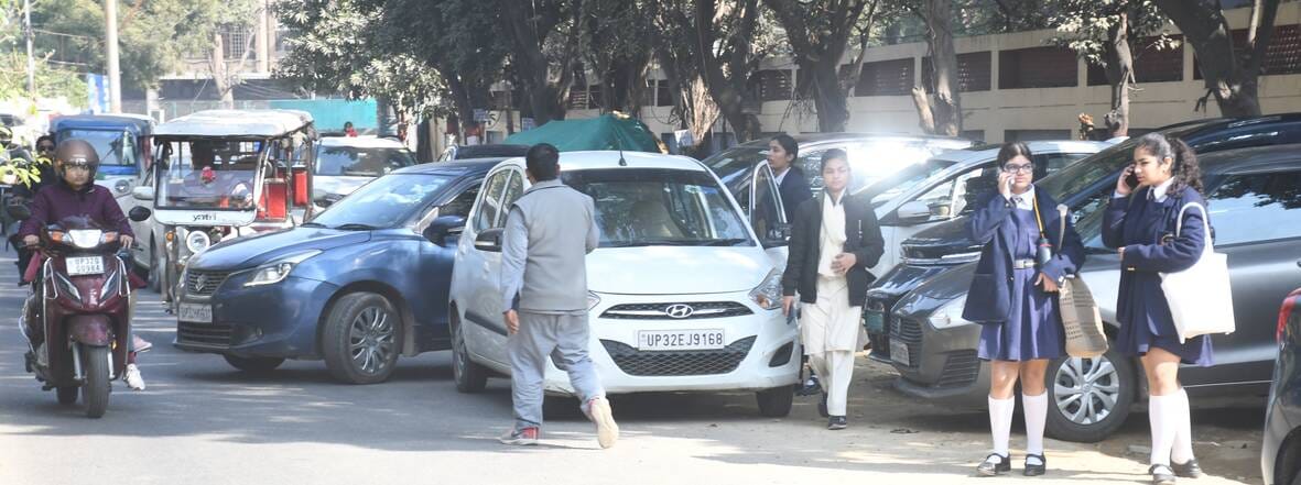 सीएमएस स्कूल के बाहर लगा जाम।