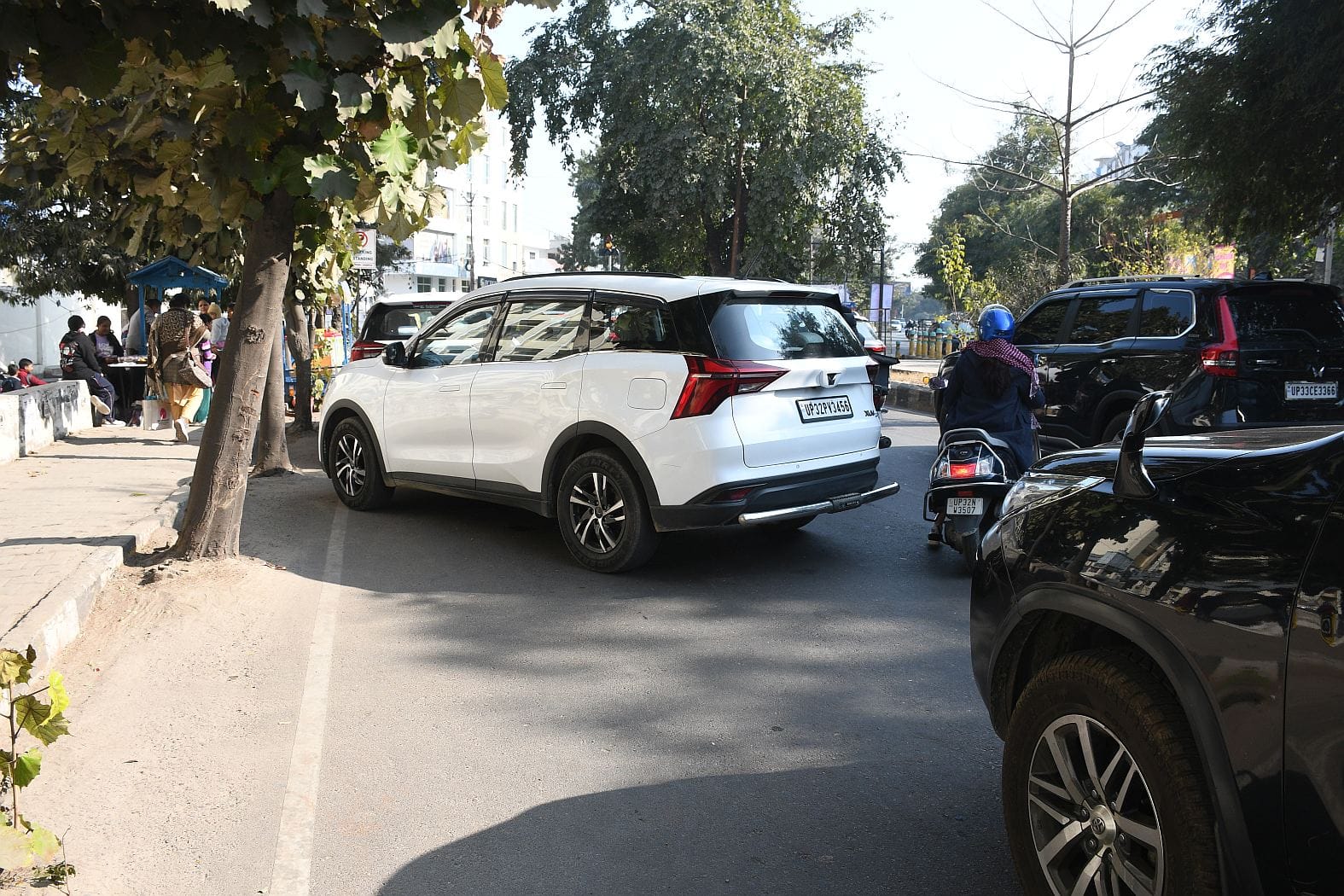 सीएमएस स्कूल के बाहर लगा जाम।