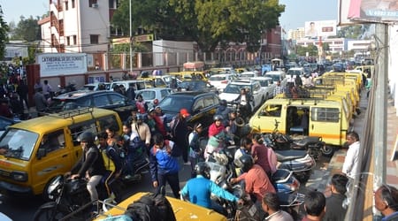 सीएमएस स्कूल के बाहर लगा जाम।