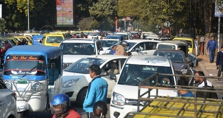सीएमएस स्कूल के बाहर लगा जाम।