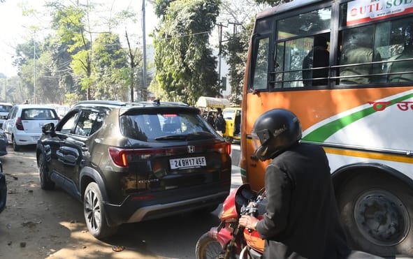 सीएमएस स्कूल के बाहर लगा जाम।