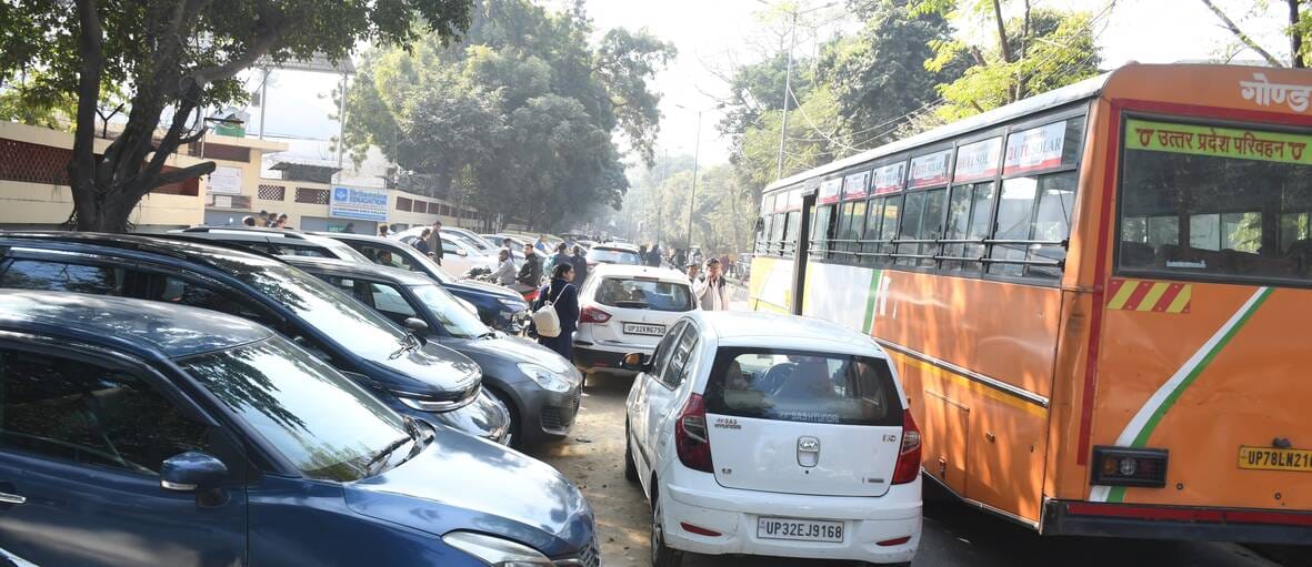 सीएमएस स्कूल के बाहर लगा जाम।