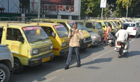 सीएमएस स्कूल के बाहर लगा जाम।