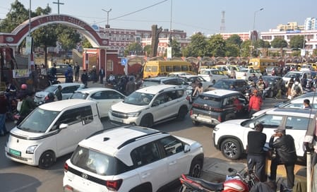 सीएमएस स्कूल के बाहर लगा जाम।