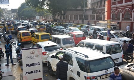 सीएमएस स्कूल के बाहर लगा जाम।