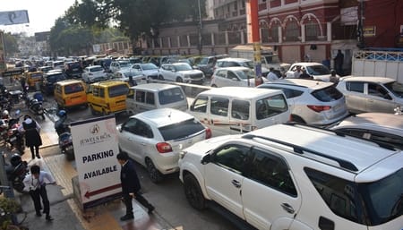 सीएमएस स्कूल के बाहर लगा जाम।