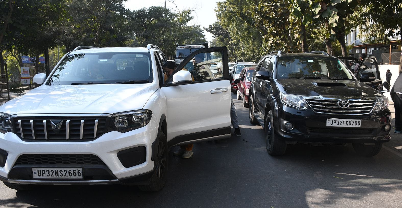 सीएमएस स्कूल के बाहर लगा जाम।