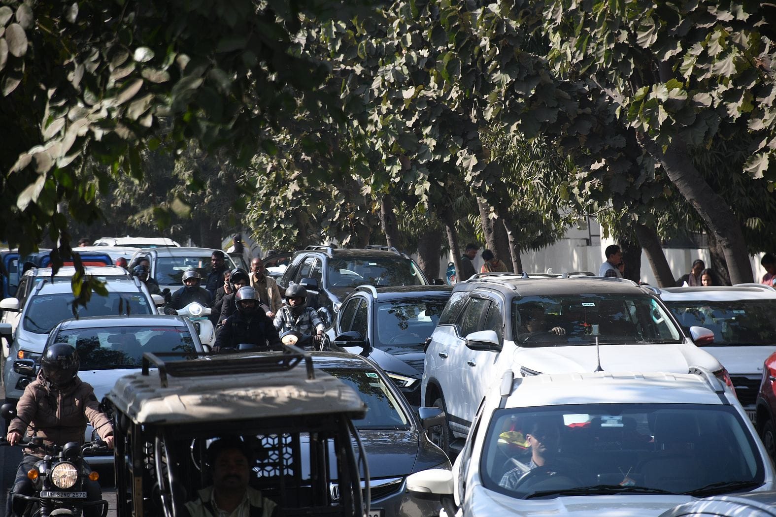 सीएमएस स्कूल के बाहर लगा जाम।