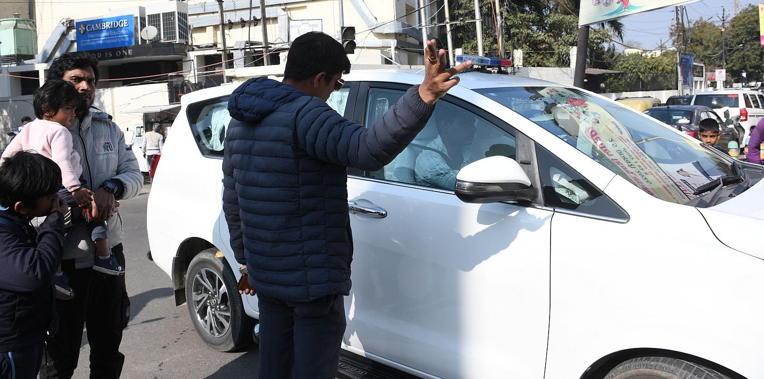 सीएमएस स्कूल के बाहर लगा जाम।