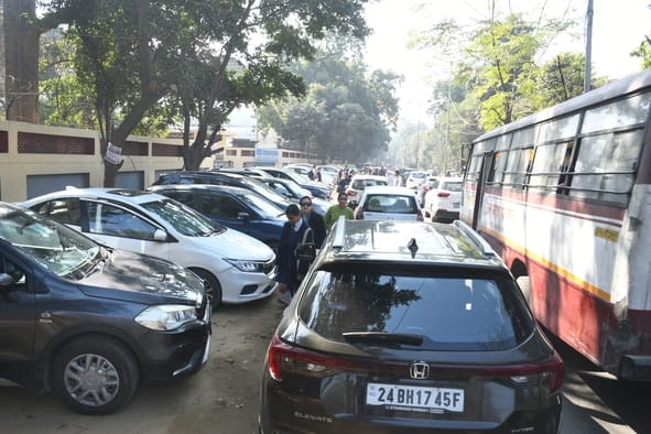 सीएमएस स्कूल के बाहर लगा जाम।