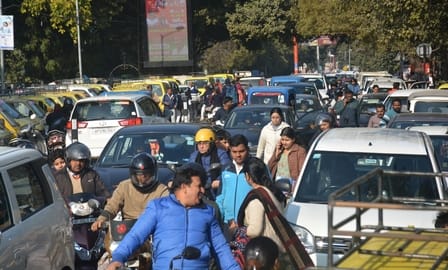 सीएमएस स्कूल के बाहर लगा जाम।