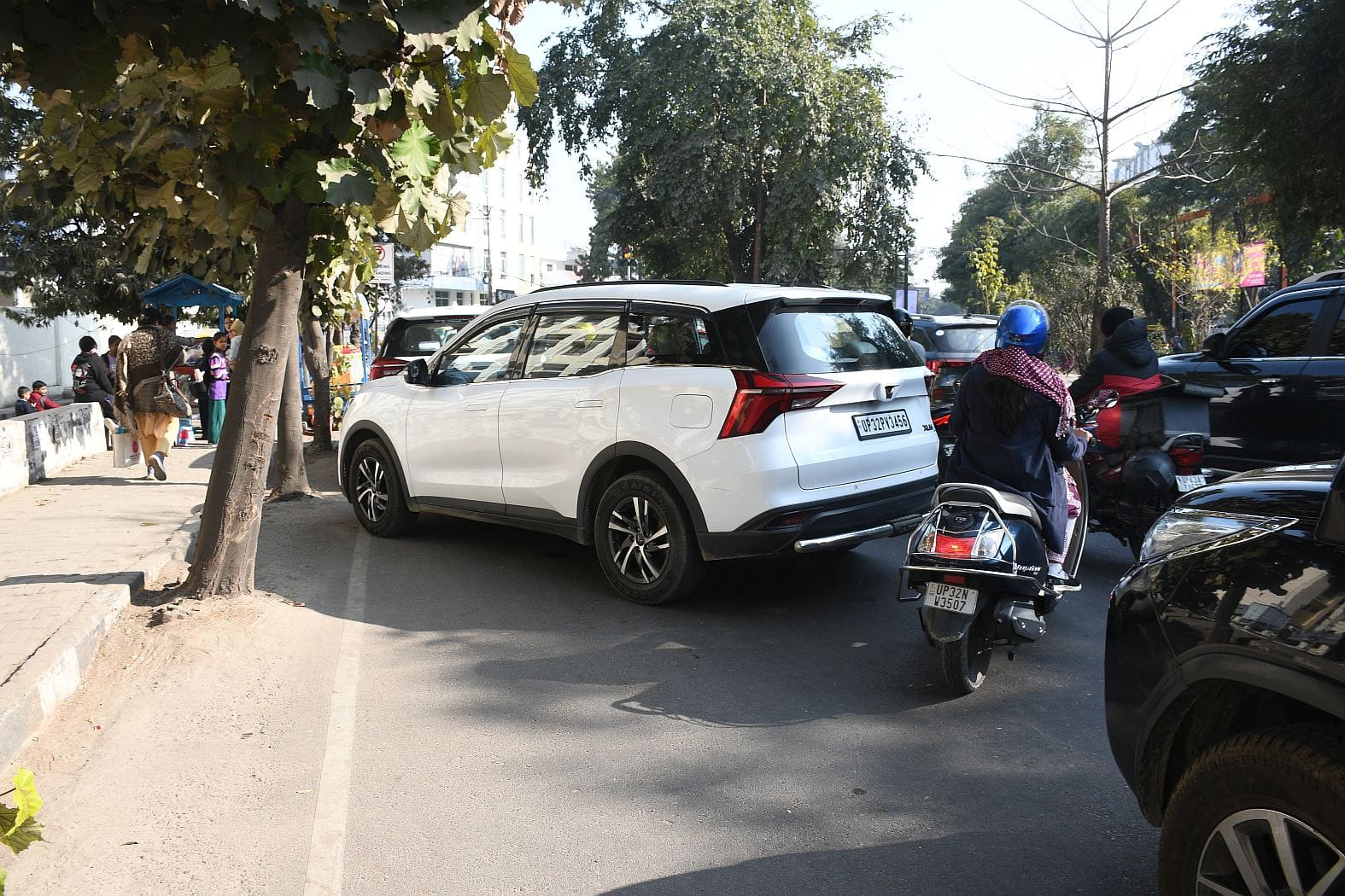 सीएमएस स्कूल के बाहर लगा जाम।