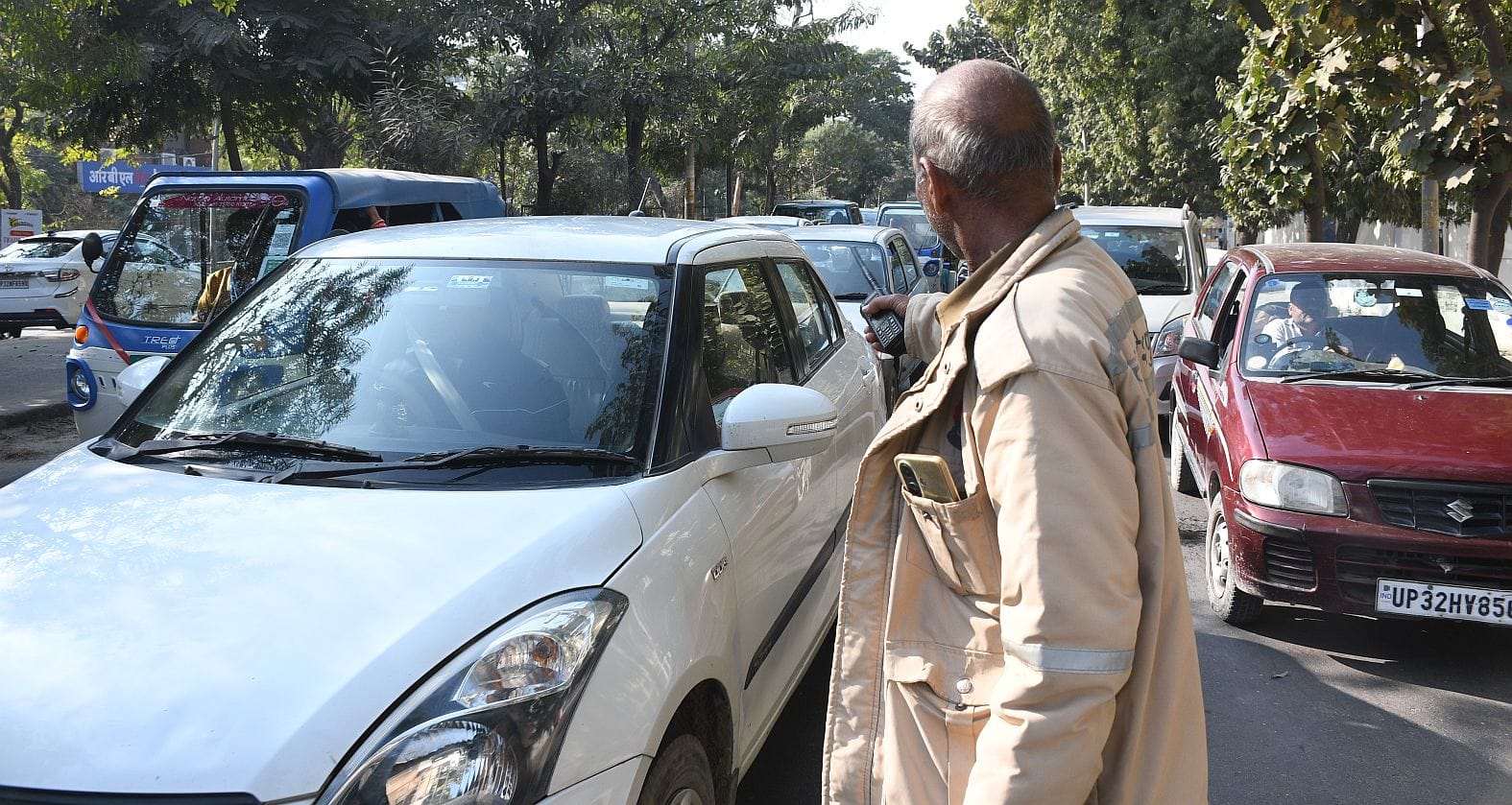 सीएमएस स्कूल के बाहर लगा जाम।
