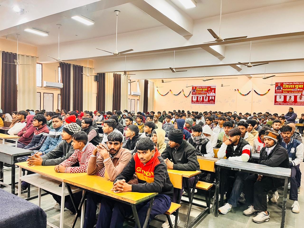 सहायक निदेशक संजीव धीमान विद्यार्थियों को सम्मानित करते हुए सहायक निदेशक संजीव धीमान विद्यार्थियों को सम्मानित करते हुए