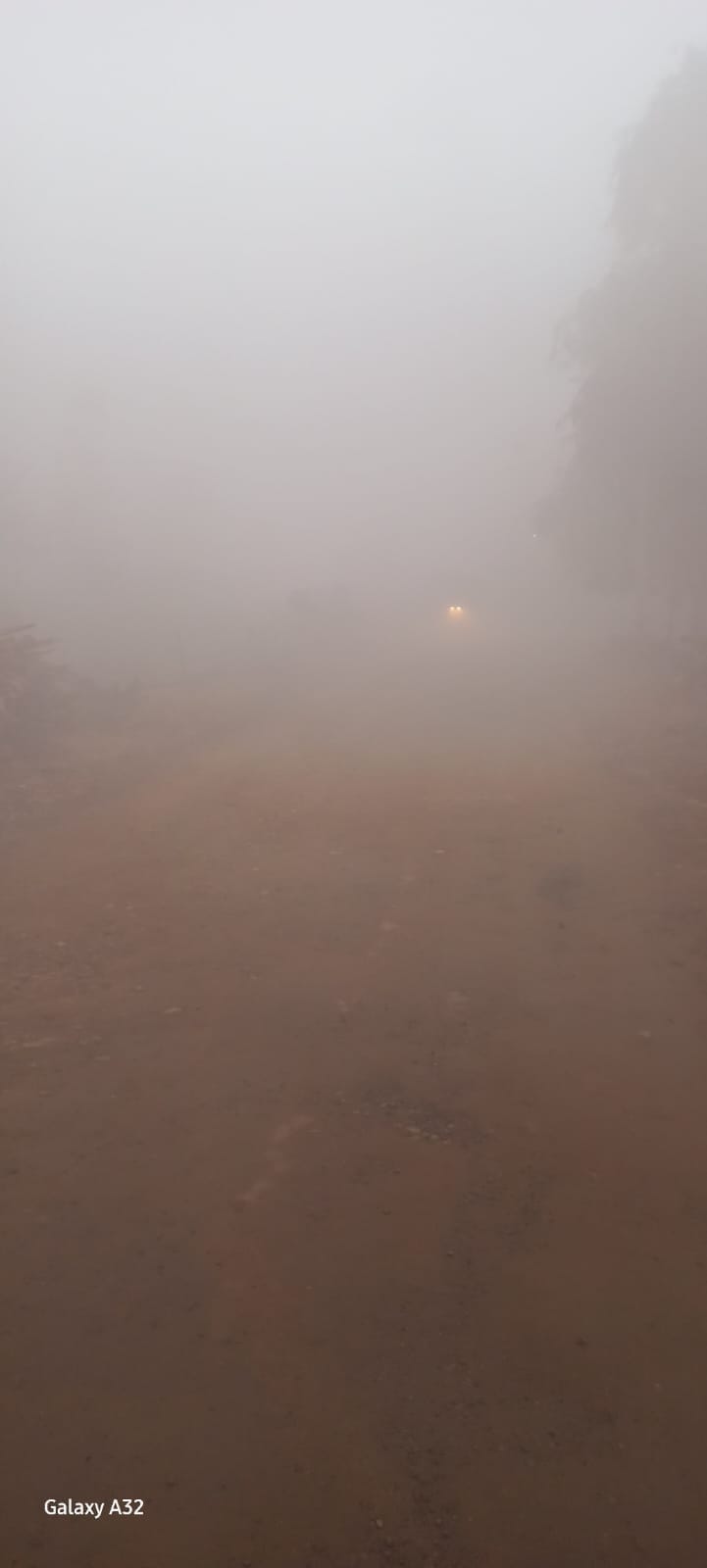 शहर के गौहनिया चौराहे पर सर्दी से बचने के लिए खुद को गर्म कपड़ों में लपेटकर जाता बाइक चालक और ब