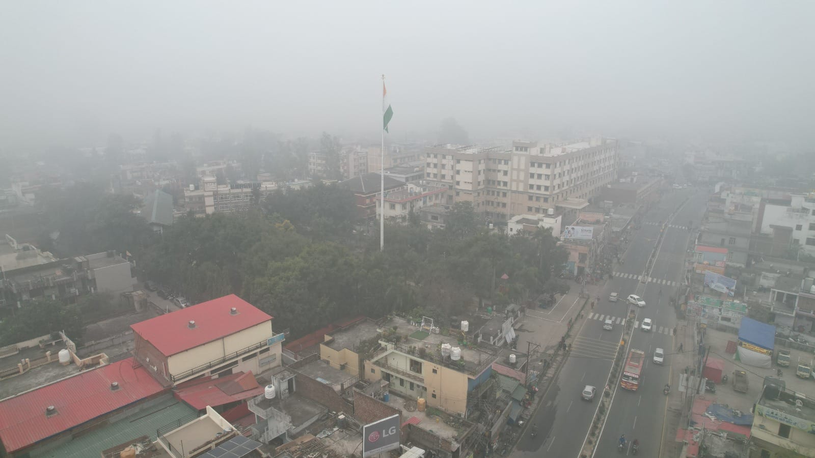 ऊना रेलवे स्टेशन पर खराब मौसम के बीच गुजरती रेल। संवाद