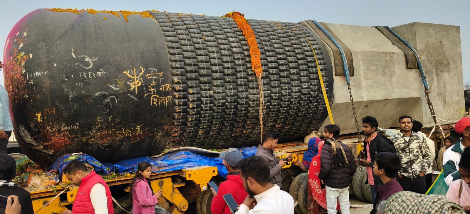 विश्व के बन रहे सबसे बड़े शिवलिंग