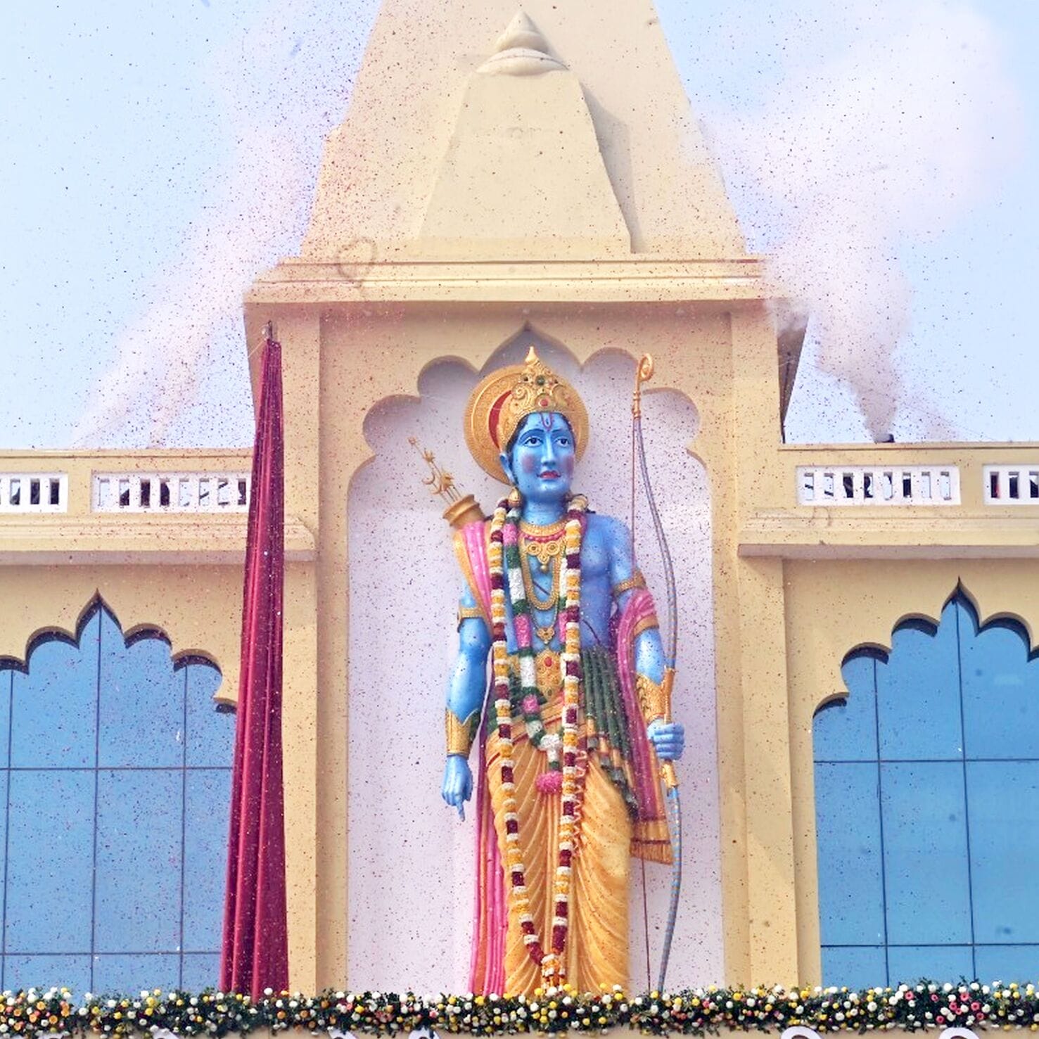 01-महर्षि महेश योगी रामायण विश्वविद्यालय में श्रीराम की 35 फिट की प्रतिमा का अनावरण करतीं राज्