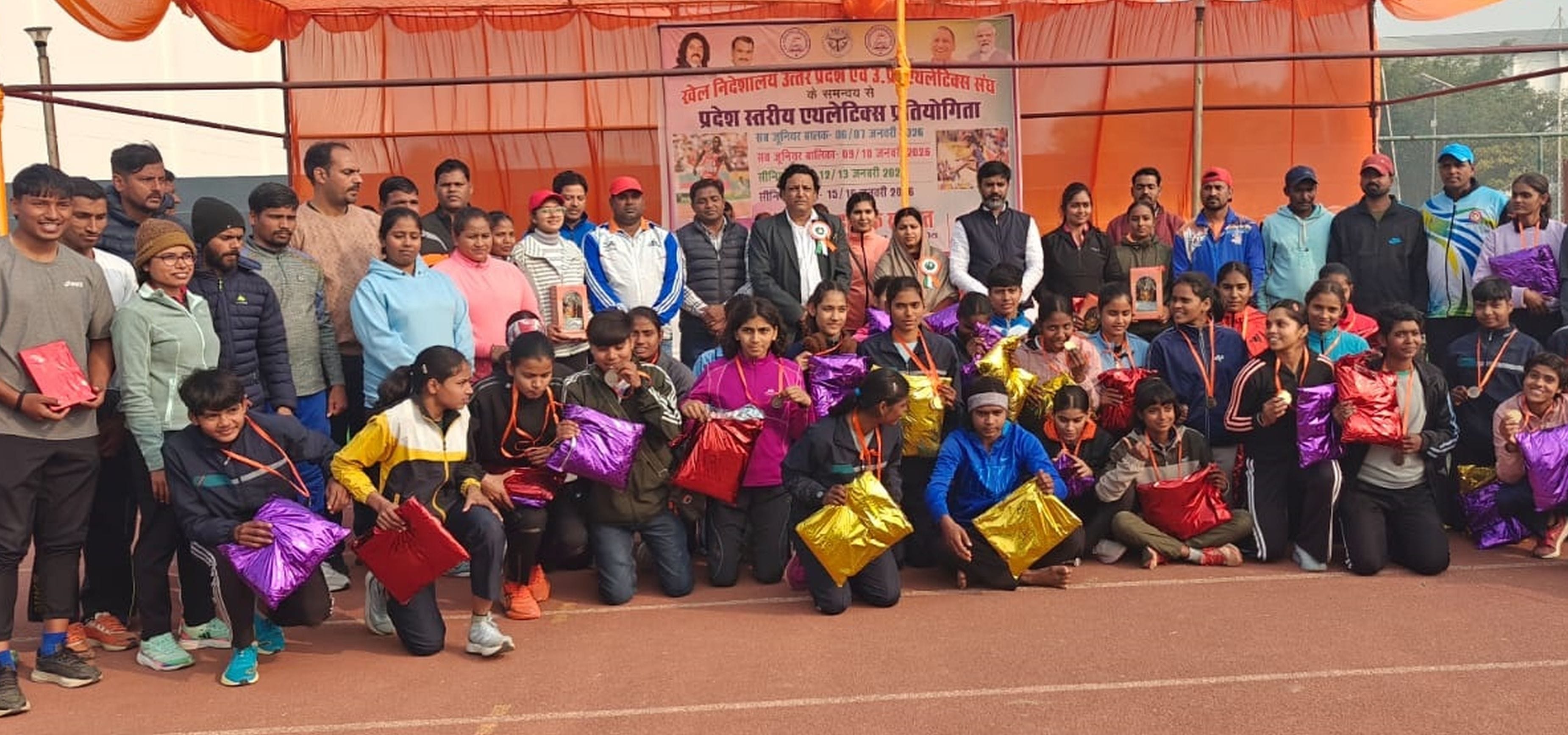 12-डाभासेमर स्टेडिय में प्रदेश स्तरीय समन्वय सीनियर महिला एथलेटिक्स में शामिल खिलाड़ी।-संवाद 12-डाभासेमर स्टेडिय में प्रदेश स्तरीय समन्वय सीनियर महिला एथलेटिक्स में शामिल खिलाड़ी।-संवाद