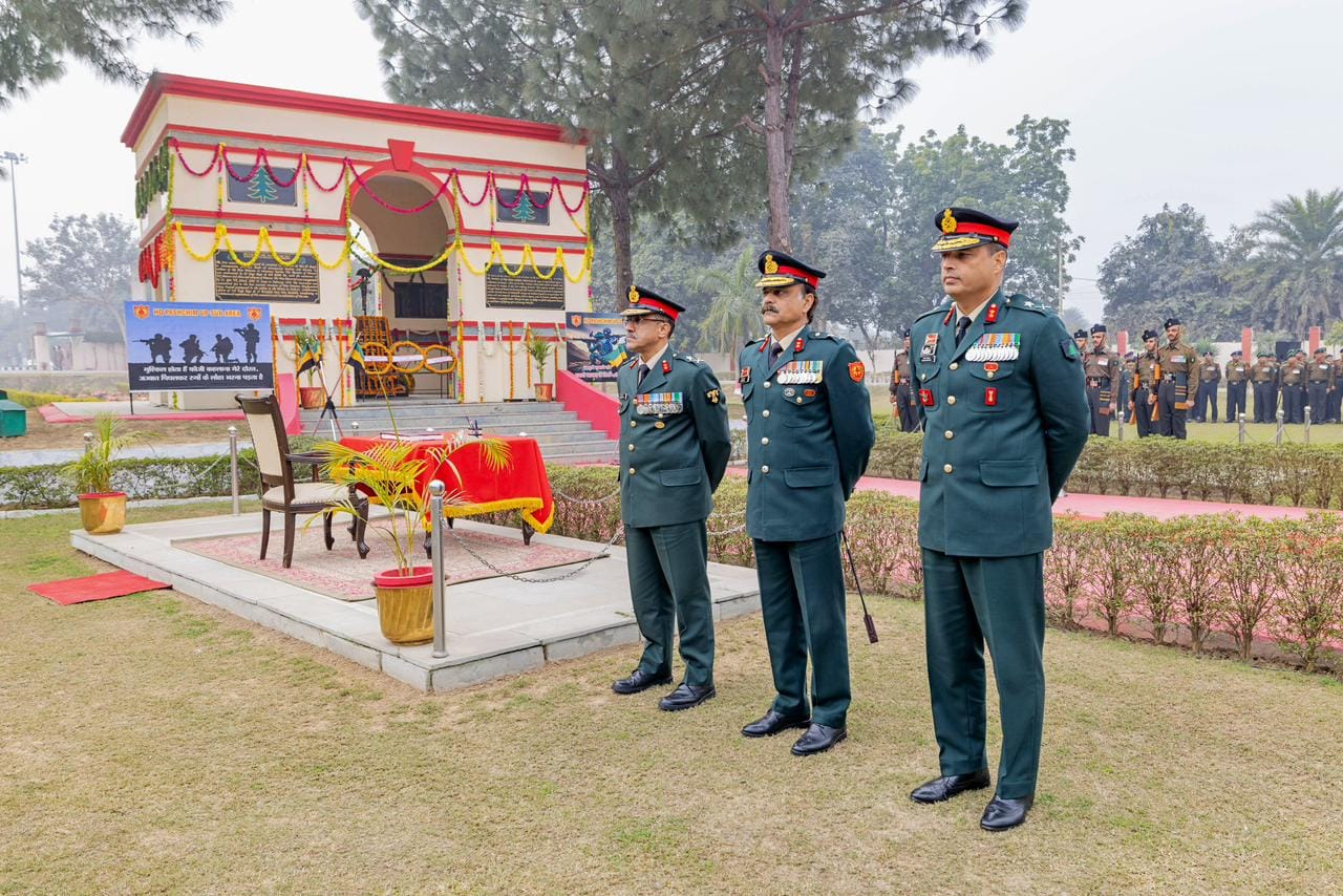 78वें सेना दिवस पर पाइन वार मेमोरियल पर वीर सैनिकों को सेना के अधिकारियों ने श्रद्धांजलि दी। स्