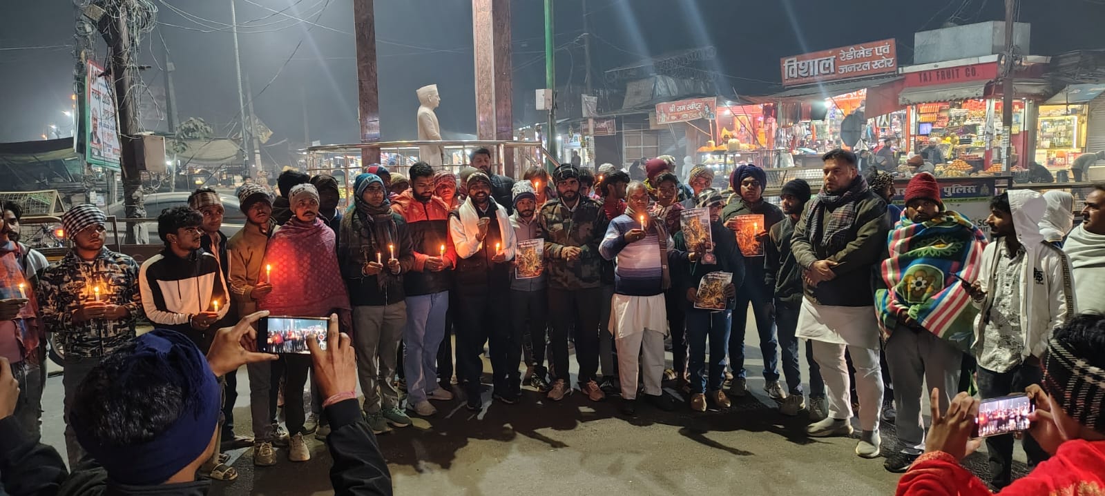आंसू, मदद और तस्वीर...। सपा सांसद हरेंद्र मलिक के प्रेमपुरी स्थित आवास पर सोनू कश्यप की बहन को