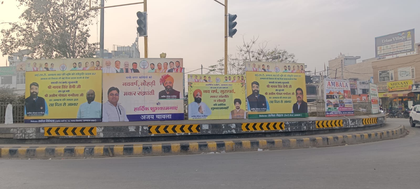अंबाला सिटी के कालका चौक पर लगा अवैध होर्डिंग। संवाद अंबाला सिटी के कालका चौक पर लगा अवैध होर्डिंग। संवाद