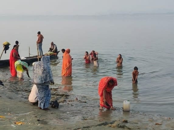 बिडहर घाट पर अव्यवस्था के बीच स्नान किया-संवाद