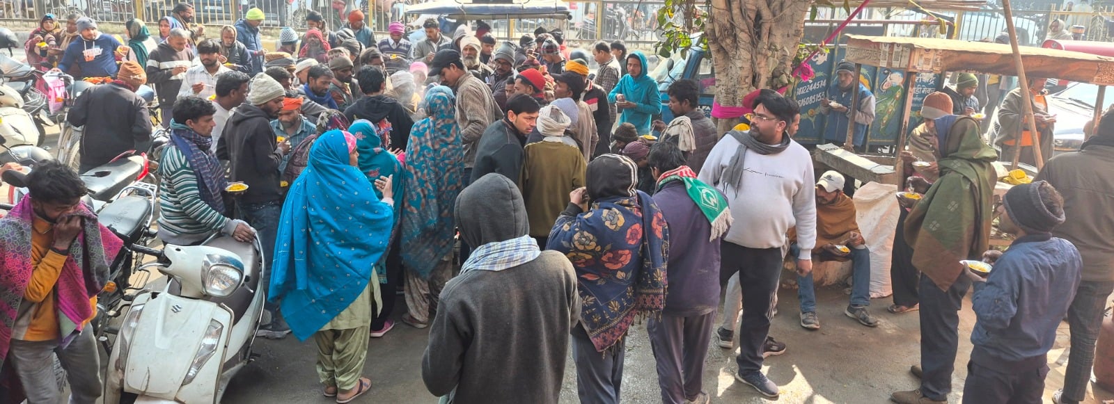 भंडारे में प्रसाद लेते लोग। स्रोत : सोशल मीडिया भंडारे में प्रसाद लेते लोग। स्रोत : सोशल मीडिया