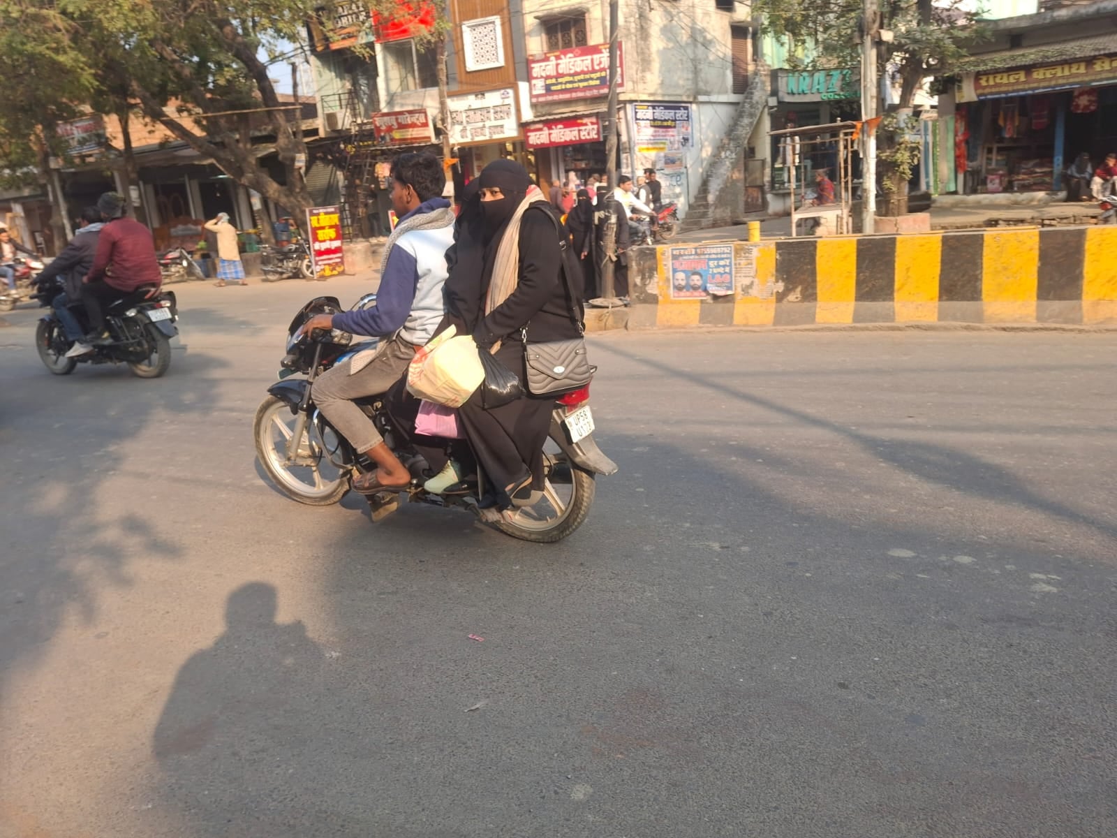 बाइक पर तीन सवारी जाते लोग-संवाद बाइक पर तीन सवारी जाते लोग-संवाद