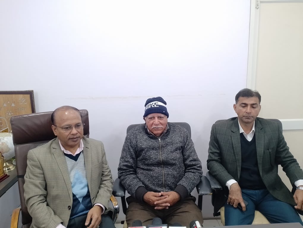 बैठक में जानकारी देते फेडरेशन डायरेक्टर देवेंद्र साहनी। संवाद