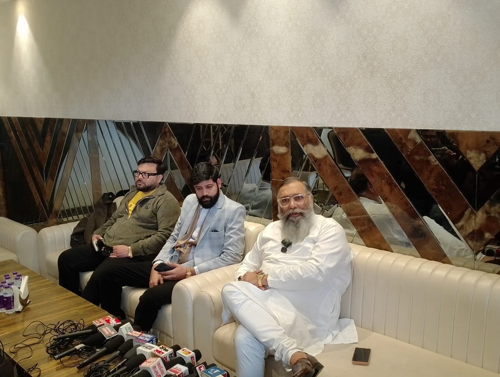 बैठक में जानकारी देते हरिशरण देवगन। संवाद