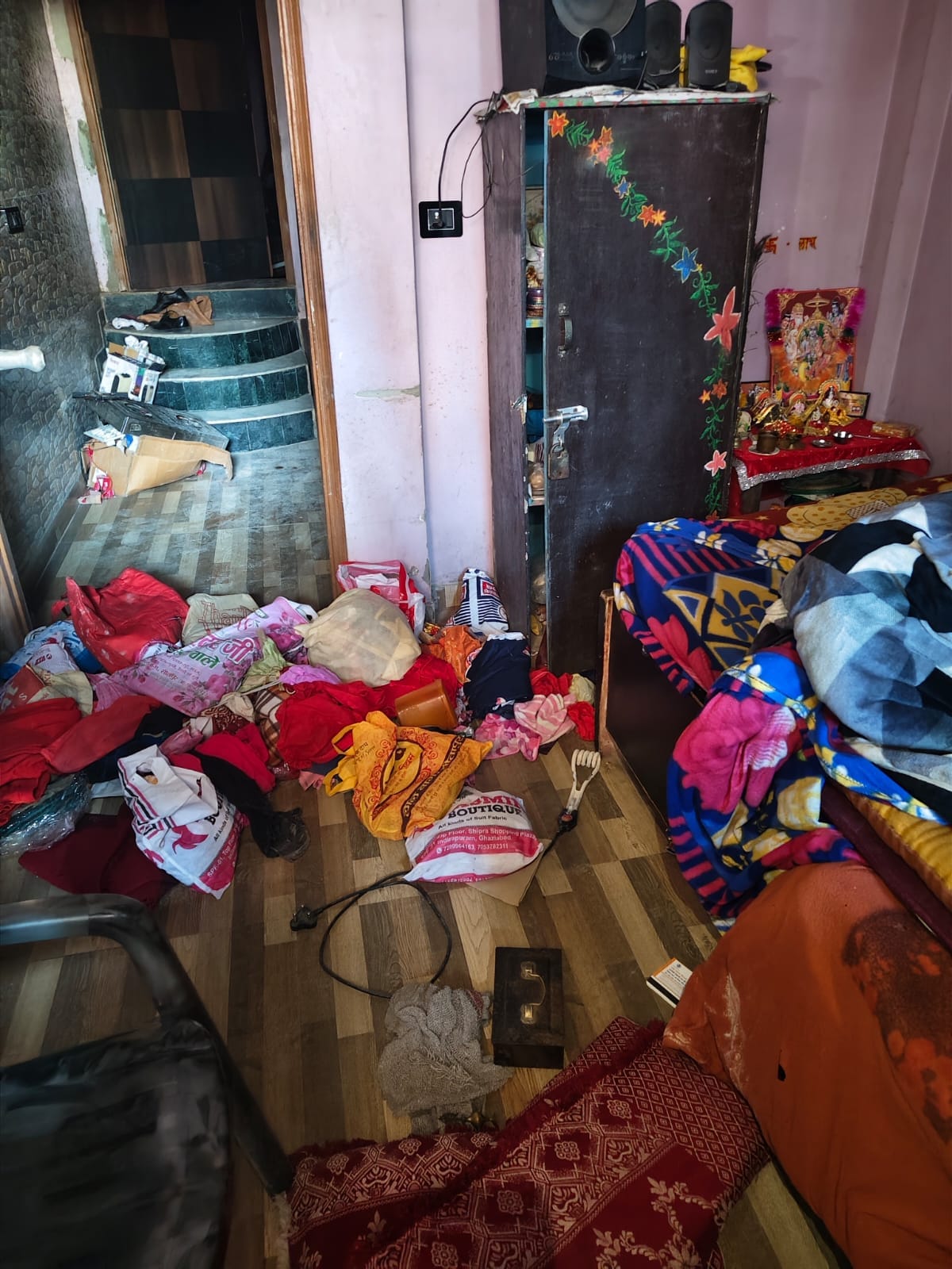 चोरी के बाद घर में बिखरा पड़ा सामान।