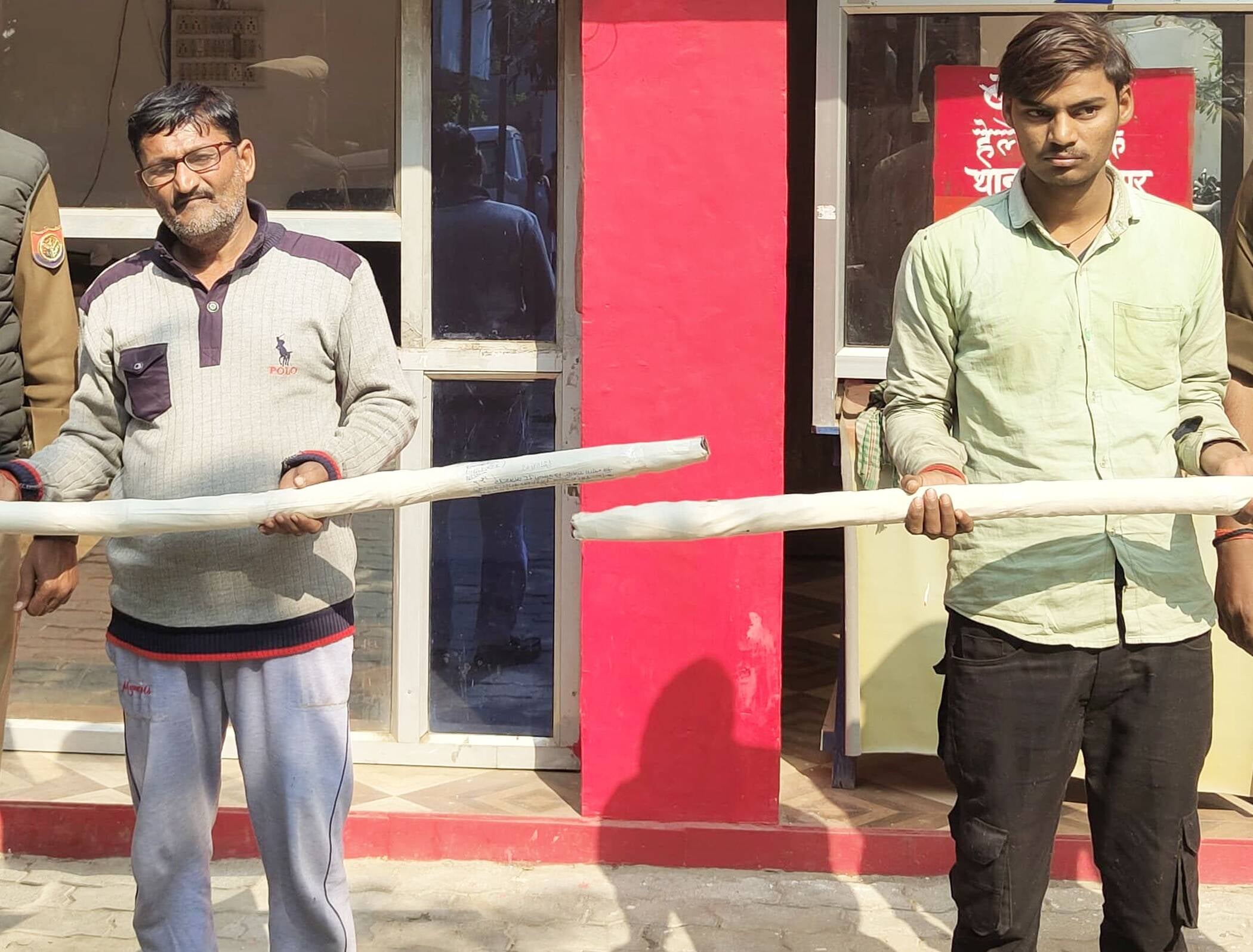 फोटो-14-गाजीपुर थाने में पकड़े हत्यारोपी पिता-पुत्र। स्रोत पुलिस फोटो-14-गाजीपुर थाने में पकड़े हत्यारोपी पिता-पुत्र। स्रोत पुलिस