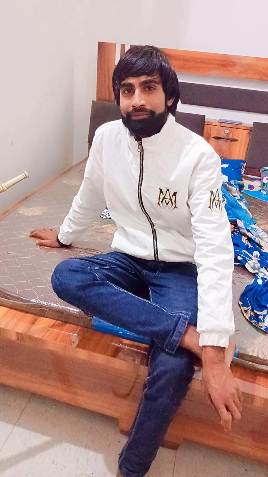 फोटो :32: सोनीपत के गांव बेगा में सोनू के घर पर मौजूद परिजन व ग्रामीण। संवाद फोटो :32: सोनीपत के गांव बेगा में सोनू के घर पर मौजूद परिजन व ग्रामीण। संवाद