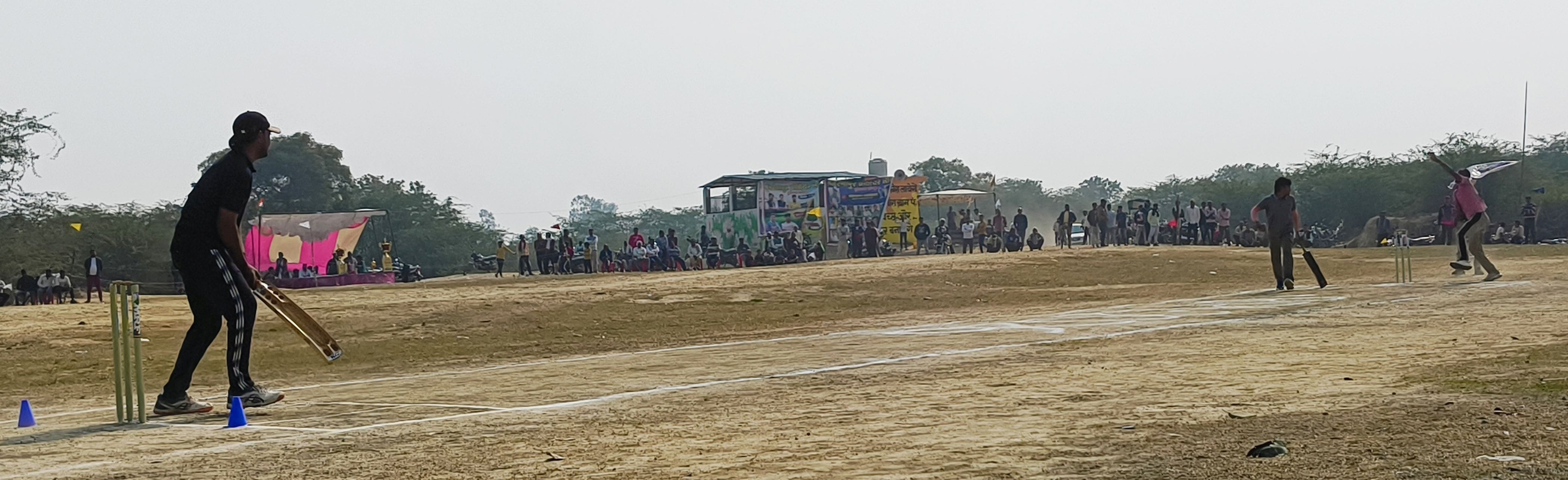 फोटो-42-पिच पर शाट मारता खिलाड़ी। संवाद